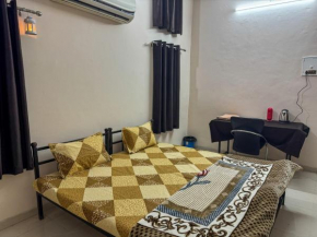 Cozy Stays - 200 mts from railway station